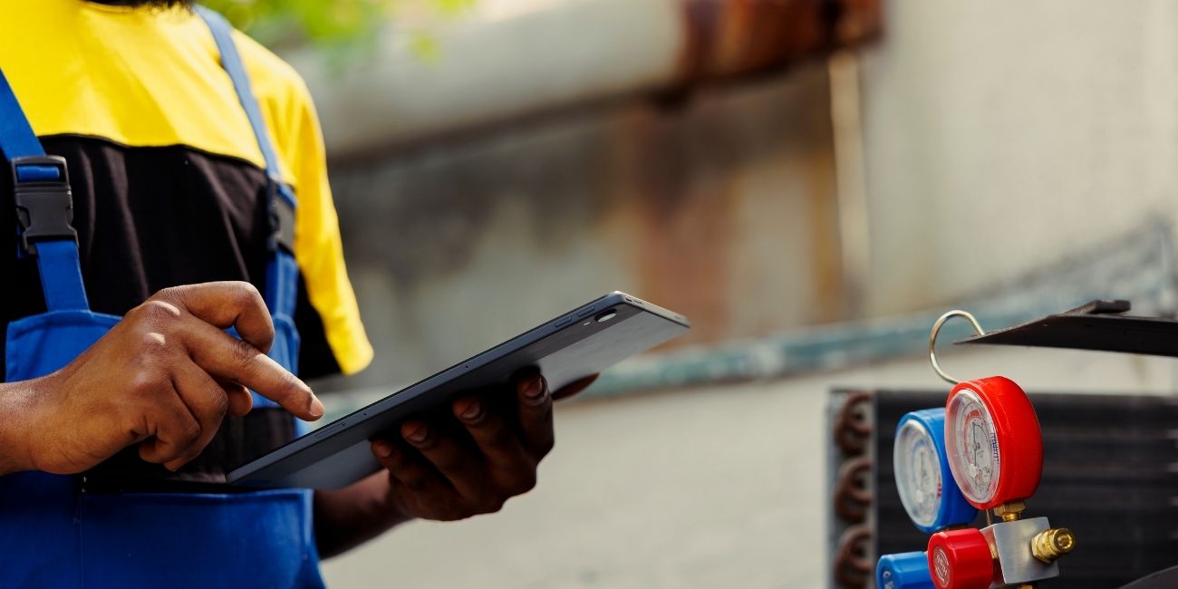 How Valve Diagnostics Reduce Industrial Downtime 3 Technician reviewing valve diagnostics on an industrial control valve and positioner in a South African process plant